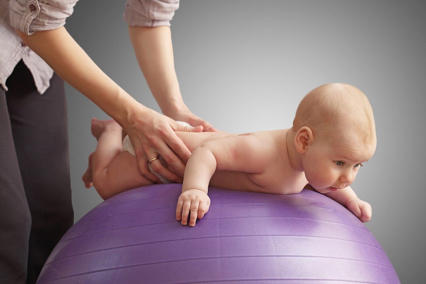 Terapia niemowlęcia na piłce — praca nad napięciem mięśniowym