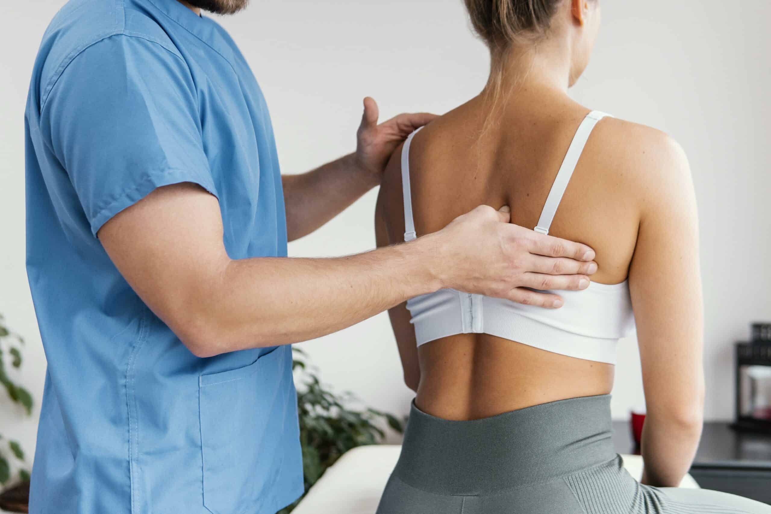 Osteopata podczas badania łopatki pacjentki