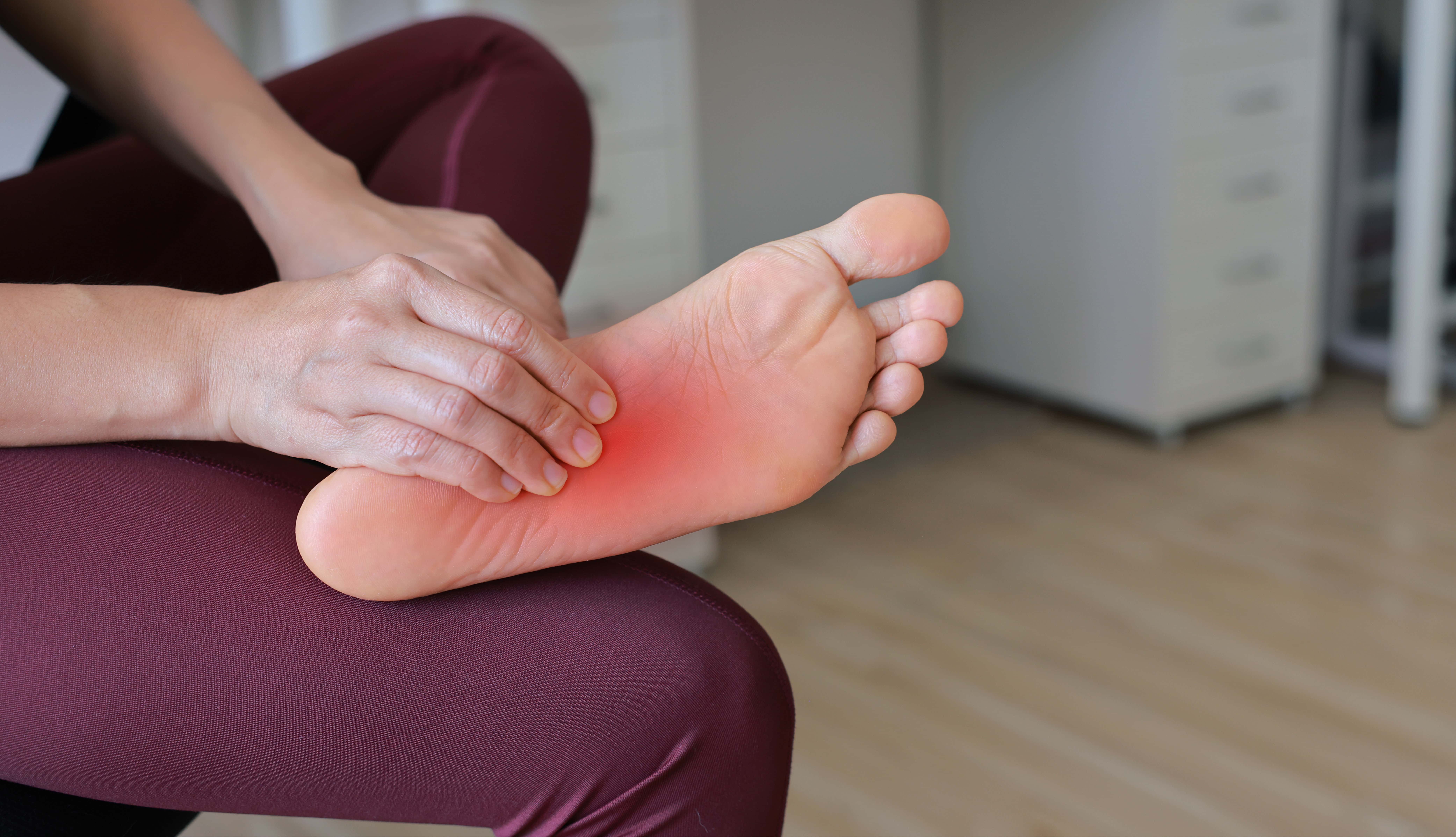 Ból pięty i podeszwy stopy przy zapaleniu rozcięgna podeszwowego