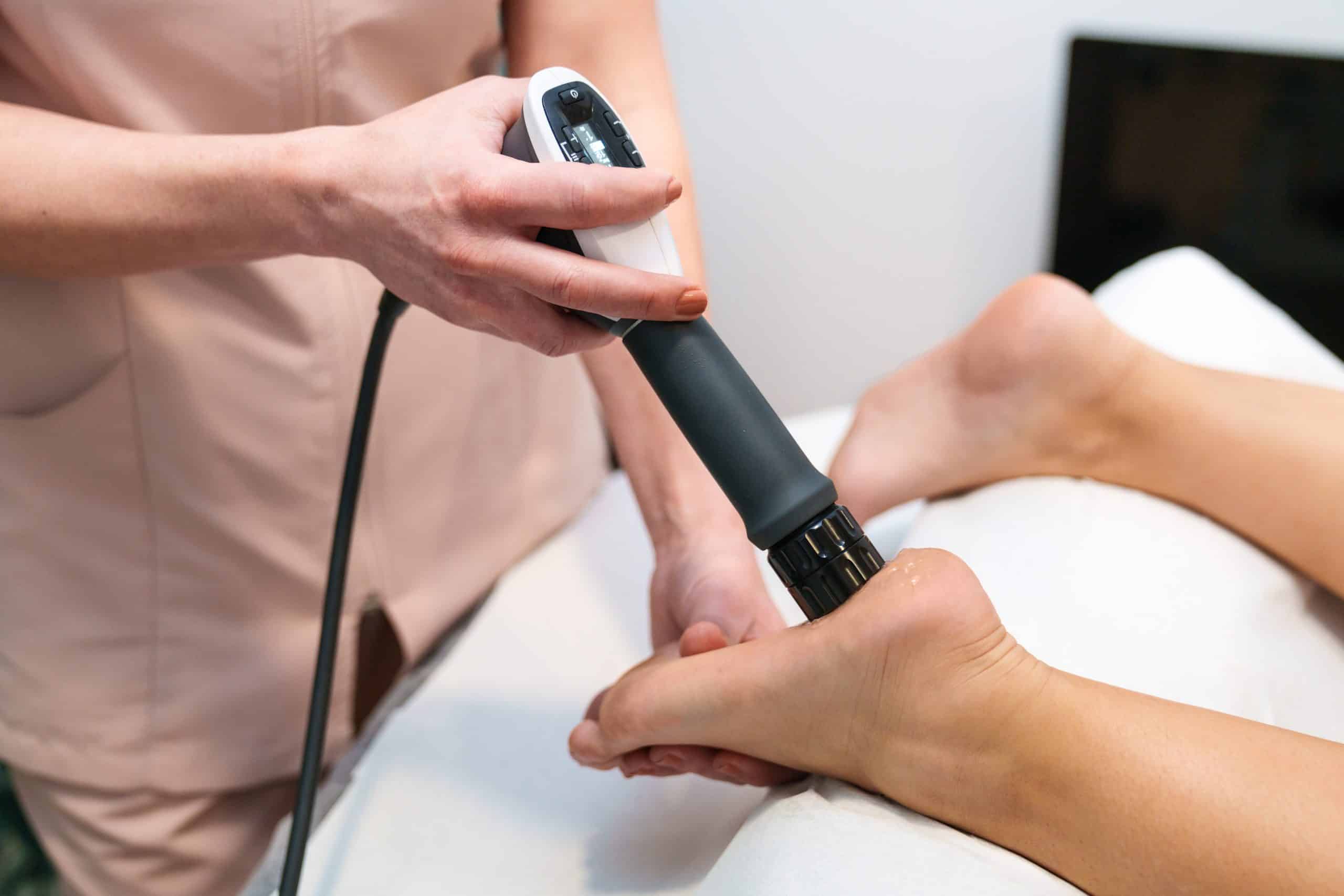 Zabieg falą uderzeniową skupioną na stopie pacjenta z zapaleniem rozcięgna podeszwowego