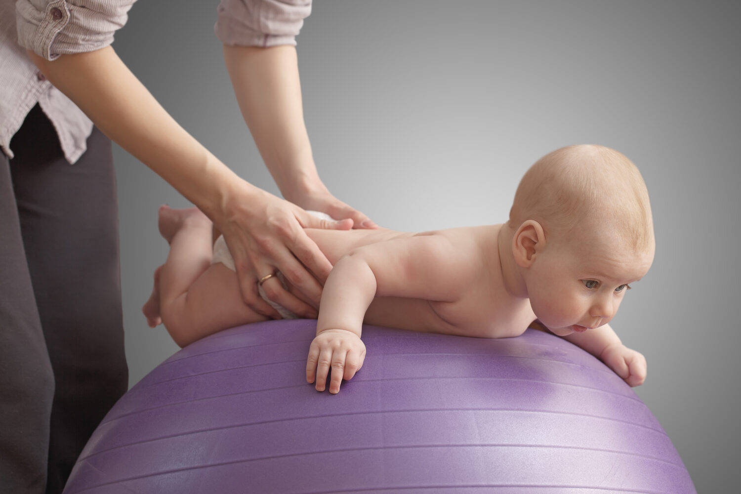 Terapia niemowlęcia na piłce — praca nad napięciem mięśniowym